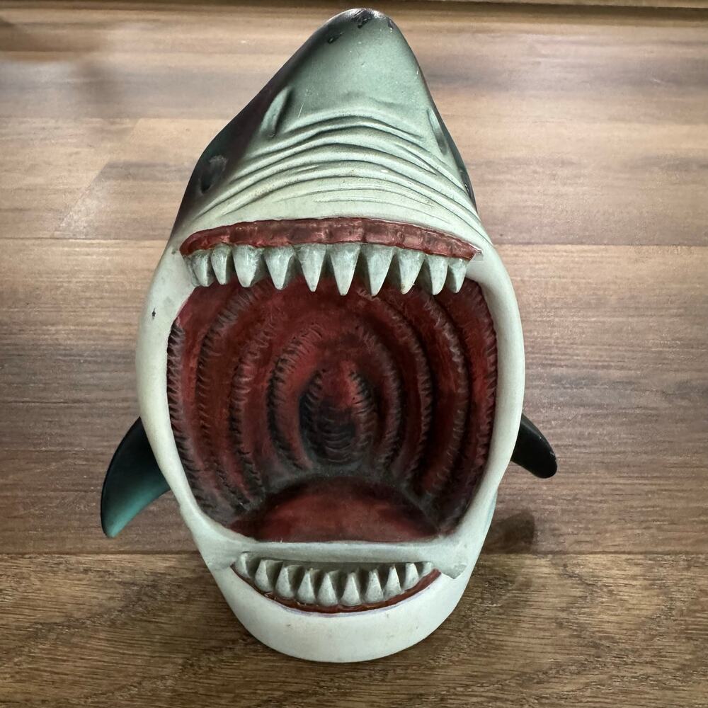 Vintage 1999 Universal Studios Resin Jaws Shark Photo Holder - Picture 2 of 5